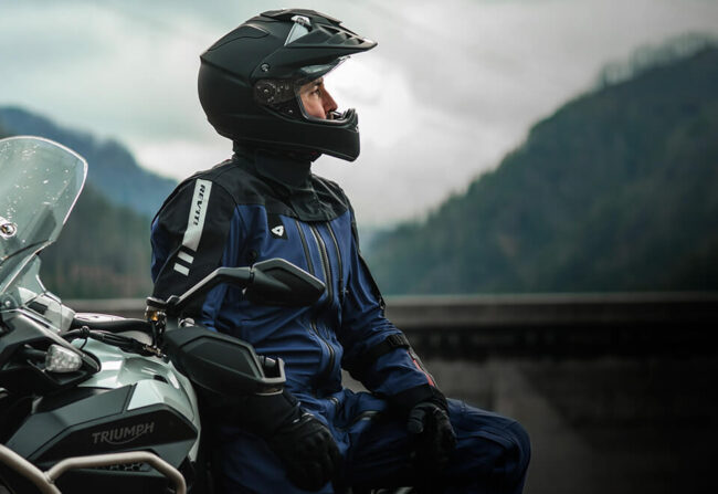 Alumno de la autoescuela MotoCircuito en Móstoles perfectamente equipado con casco, chaqueta, guantes y botas homologadas antes de realizar su examen práctico.