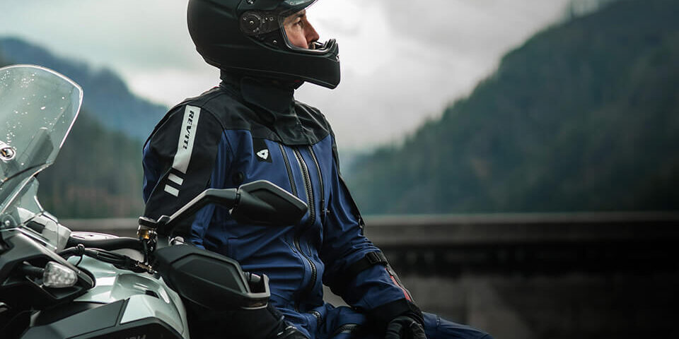 equipacion-obligatoria-examen-moto-dgt-2026 Alumno de la autoescuela MotoCircuito en Móstoles perfectamente equipado con casco, chaqueta, guantes y botas homologadas antes de realizar su examen práctico.