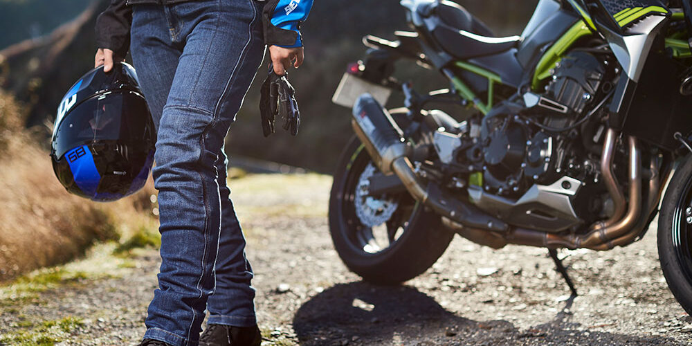 Equipación completa de seguridad para moto, incluyendo casco integral, chaqueta de cordura y guantes, utilizada por los alumnos en la autoescuela MotoCircuito en Móstoles.