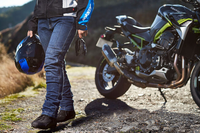 equipamiento-basico-motorista-novato-casco-guantes-madrid Equipación completa de seguridad para moto, incluyendo casco integral, chaqueta de cordura y guantes, utilizada por los alumnos en la autoescuela MotoCircuito en Móstoles.