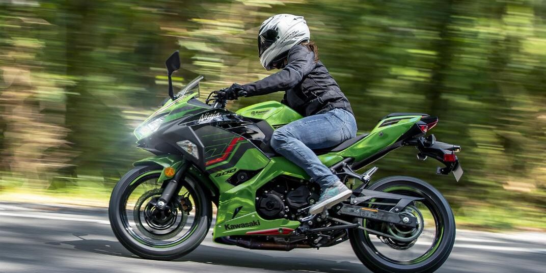 limitar-moto-a2-vs-comprar-47cv-dgt-madrid Profesor de la autoescuela MotoCircuito en Móstoles asesorando a un alumno del carnet A2 sobre las diferencias entre motocicletas limitadas y específicas de 47 CV.