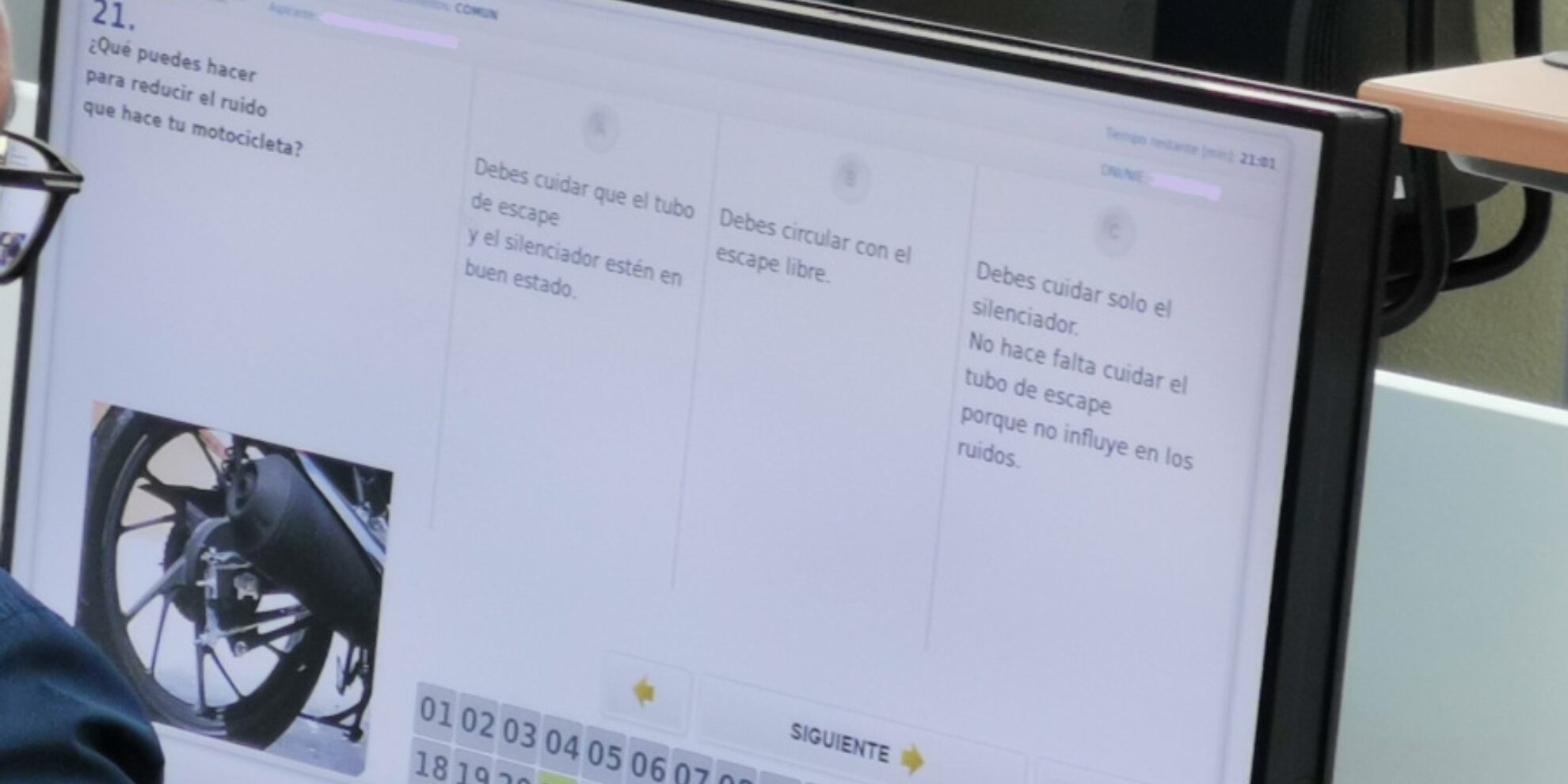 Pantalla de ordenador mostrando un test oficial de la DGT para el examen teórico específico de motocicleta, utilizado por los alumnos de la autoescuela MotoCircuito.