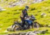 Motorista experimentado trazando una curva con una motocicleta de gran cilindrada durante el curso práctico del carnet A en el circuito privado de MotoCircuito en Móstoles.