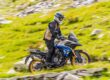 Motorista experimentado trazando una curva con una motocicleta de gran cilindrada durante el curso práctico del carnet A en el circuito privado de MotoCircuito en Móstoles.