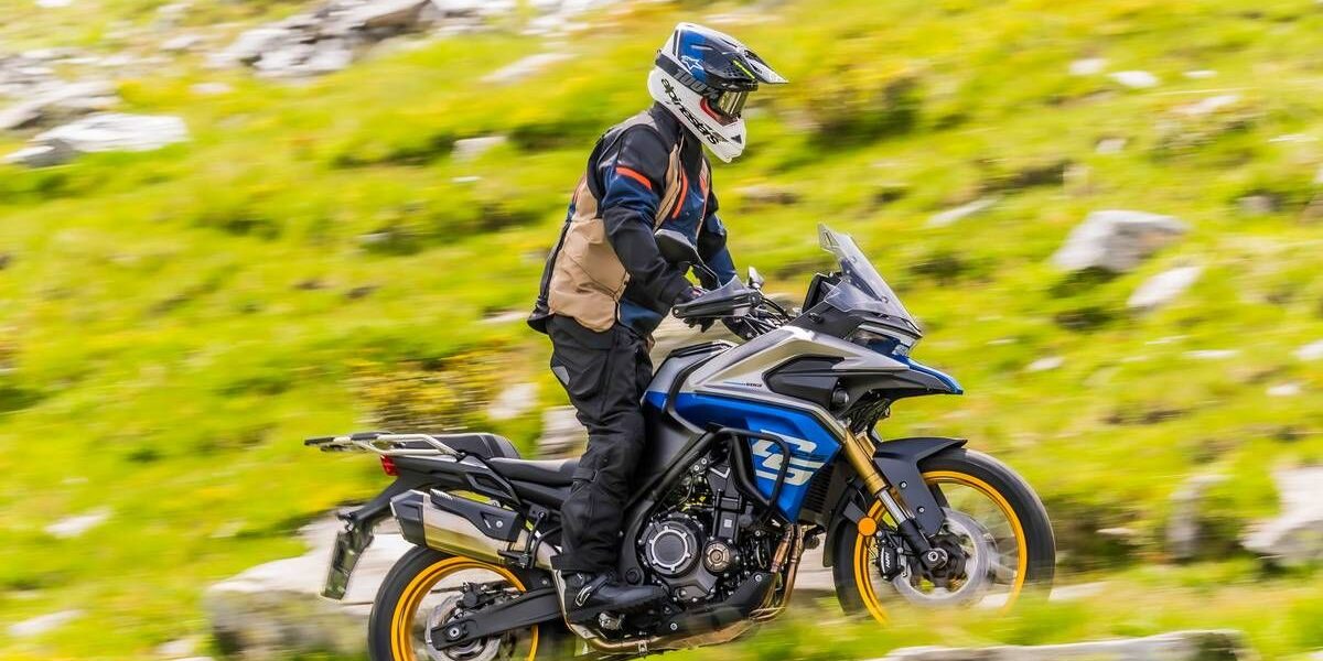 Motorista experimentado trazando una curva con una motocicleta de gran cilindrada durante el curso práctico del carnet A en el circuito privado de MotoCircuito en Móstoles.