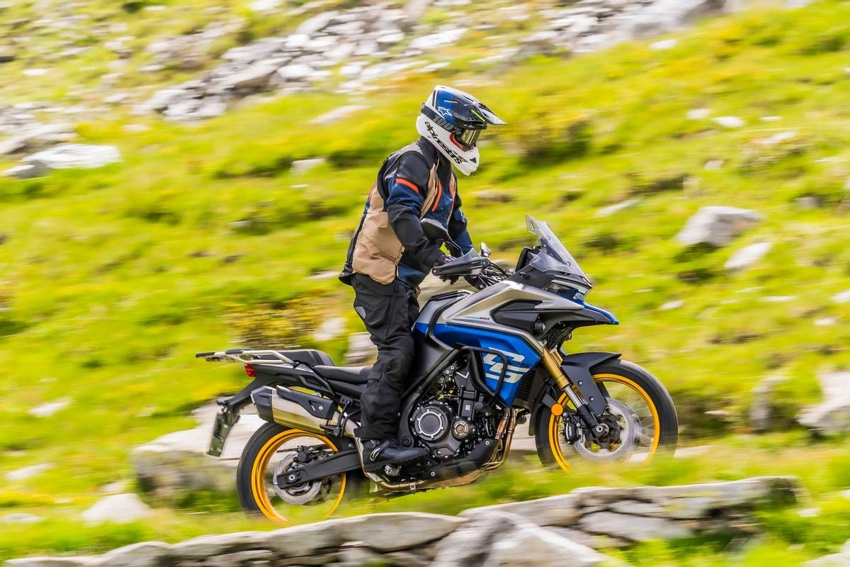 Motorista experimentado trazando una curva con una motocicleta de gran cilindrada durante el curso práctico del carnet A en el circuito privado de MotoCircuito en Móstoles.