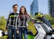 Detalle de un alumno de la autoescuela MotoCircuito ajustándose unos guantes de moto con protecciones y vistiendo una chaqueta homologada, preparándose para el examen práctico en Móstoles.