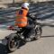 Motorista de la autoescuela MotoCircuito realizando prácticas de circulación en ciudad, seguido de cerca por el coche del profesor en Móstoles.