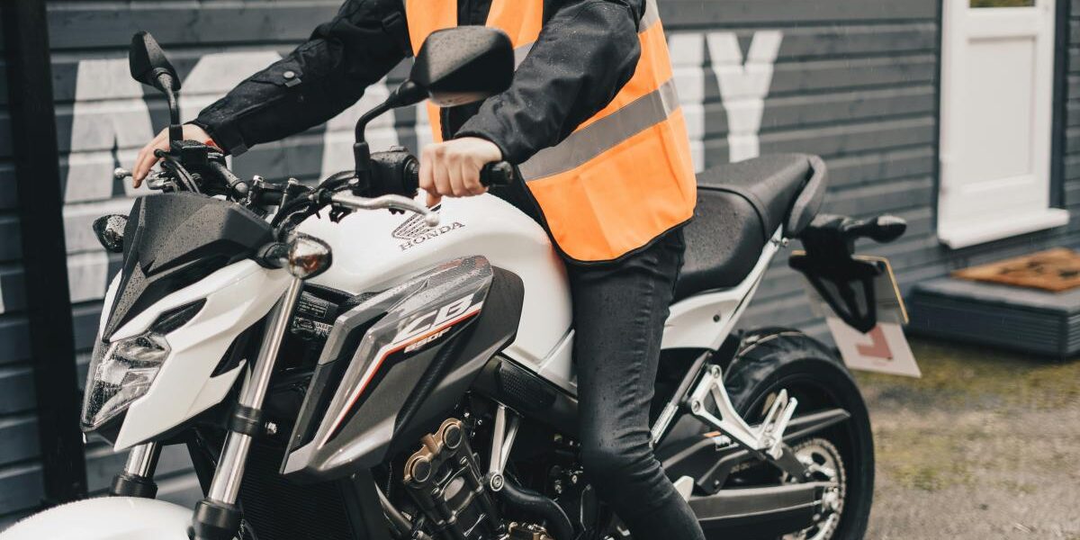 Vista aérea del circuito cerrado de motocicletas mostrando las maniobras de zigzag de jalones y frenada de emergencia, tal como se ensayan en la autoescuela MotoCircuito en Móstoles.