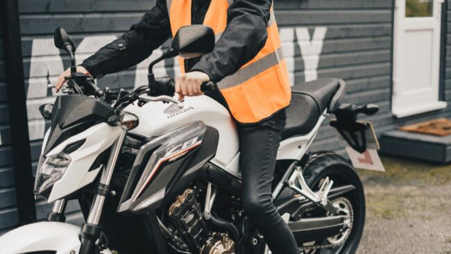 Vista aérea del circuito cerrado de motocicletas mostrando las maniobras de zigzag de jalones y frenada de emergencia, tal como se ensayan en la autoescuela MotoCircuito en Móstoles.