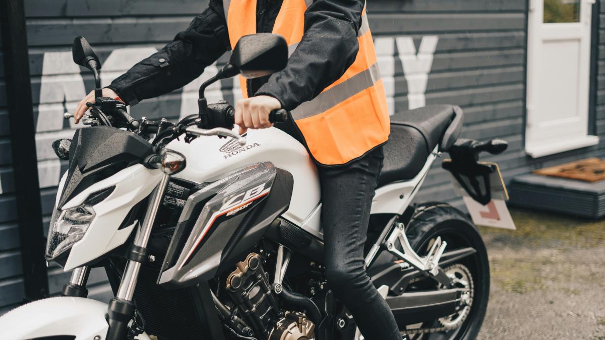 Vista aérea del circuito cerrado de motocicletas mostrando las maniobras de zigzag de jalones y frenada de emergencia, tal como se ensayan en la autoescuela MotoCircuito en Móstoles.
