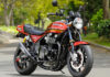 Motocicleta tipo trail Honda CB500X estacionada, siendo uno de los modelos más vendidos en España que cumple los requisitos del carnet A2 sin necesidad de limitación.
