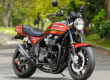 Motocicleta tipo trail Honda CB500X estacionada, siendo uno de los modelos más vendidos en España que cumple los requisitos del carnet A2 sin necesidad de limitación.