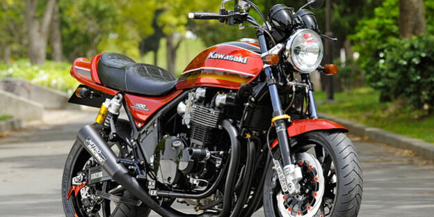Motocicleta tipo trail Honda CB500X estacionada, siendo uno de los modelos más vendidos en España que cumple los requisitos del carnet A2 sin necesidad de limitación.