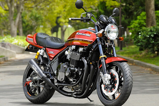 Motocicleta tipo trail Honda CB500X estacionada, siendo uno de los modelos más vendidos en España que cumple los requisitos del carnet A2 sin necesidad de limitación.