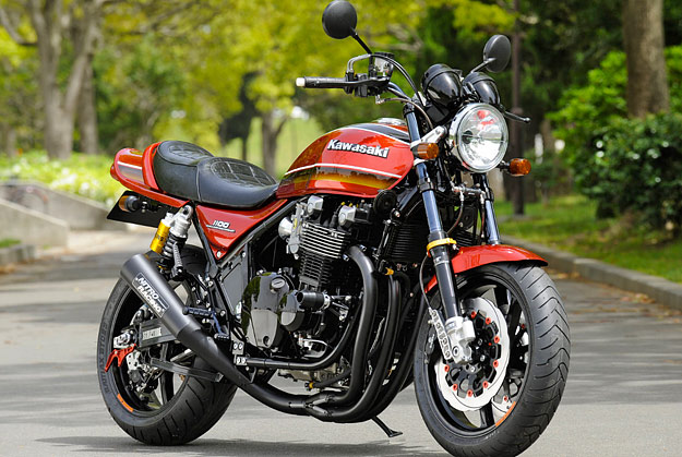Motocicleta tipo trail Honda CB500X estacionada, siendo uno de los modelos más vendidos en España que cumple los requisitos del carnet A2 sin necesidad de limitación.