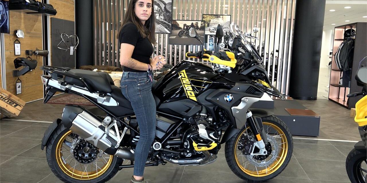 Alumno de la autoescuela MotoCircuito de baja estatura aplicando la técnica de apoyar un solo pie plano en el asfalto sobre una motocicleta ligera en Móstoles.