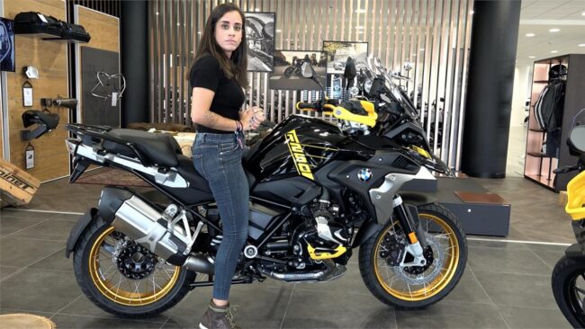 Alumno de la autoescuela MotoCircuito de baja estatura aplicando la técnica de apoyar un solo pie plano en el asfalto sobre una motocicleta ligera en Móstoles.