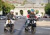 Motorista esperando correctamente en la zona de 'Avanzamotos' de un semáforo en Madrid, aplicando la técnica aprendida en la autoescuela MotoCircuito para circular en tráfico urbano.