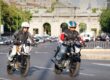 Motorista esperando correctamente en la zona de 'Avanzamotos' de un semáforo en Madrid, aplicando la técnica aprendida en la autoescuela MotoCircuito para circular en tráfico urbano.
