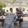 Motorista esperando correctamente en la zona de 'Avanzamotos' de un semáforo en Madrid, aplicando la técnica aprendida en la autoescuela MotoCircuito para circular en tráfico urbano.