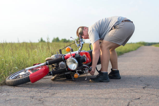 Detalle de las barras de defensa de acero (topes anticaída) instaladas en una motocicleta de prácticas de la autoescuela MotoCircuito en Móstoles, diseñadas para proteger el vehículo durante el aprendizaje.