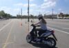 Alumno de la autoescuela MotoCircuito realizando la maniobra de esquiva y aceleración en el circuito rápido de Móstoles para superar el límite de los 25 segundos de la DGT.