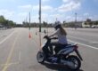 Alumno de la autoescuela MotoCircuito realizando la maniobra de esquiva y aceleración en el circuito rápido de Móstoles para superar el límite de los 25 segundos de la DGT.