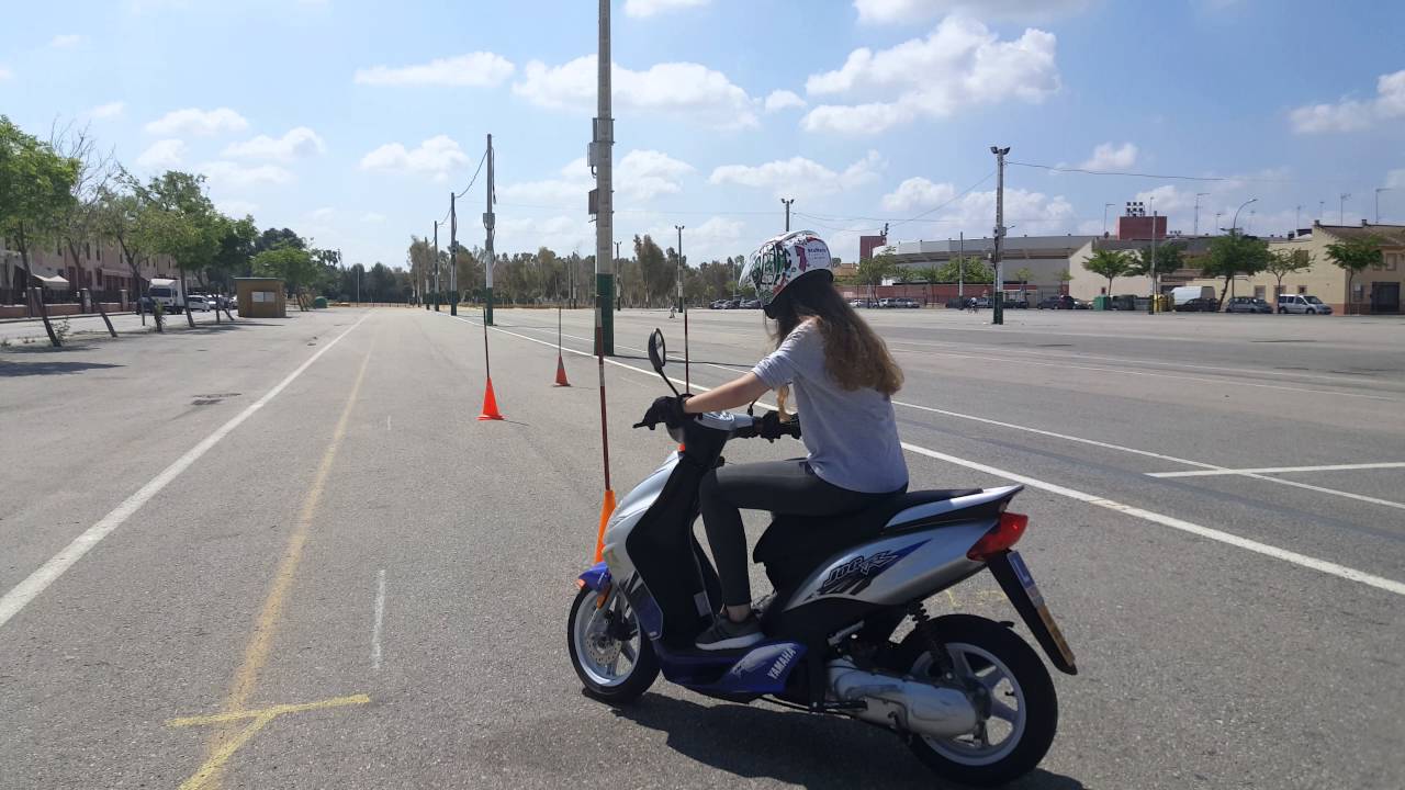 Alumno de la autoescuela MotoCircuito realizando la maniobra de esquiva y aceleración en el circuito rápido de Móstoles para superar el límite de los 25 segundos de la DGT.