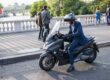Conductor convalidado recibiendo una clase práctica de iniciación en una motocicleta de 125cc de marchas en el circuito cerrado de la autoescuela MotoCircuito.