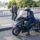 Conductor convalidado recibiendo una clase práctica de iniciación en una motocicleta de 125cc de marchas en el circuito cerrado de la autoescuela MotoCircuito.