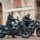 Documentación oficial de la DGT junto a unas llaves de motocicleta, ilustrando el proceso de gestión de convocatorias y renovación de tasas en la autoescuela MotoCircuito.