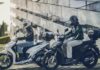 Comparativa entre un pequeño scooter de 125cc y una motocicleta tipo Naked apta para el carnet A2, aparcadas en las instalaciones de la autoescuela MotoCircuito en Móstoles.