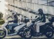 Comparativa entre un pequeño scooter de 125cc y una motocicleta tipo Naked apta para el carnet A2, aparcadas en las instalaciones de la autoescuela MotoCircuito en Móstoles.