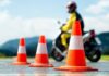 Profesor de la autoescuela MotoCircuito en Móstoles enseñando a un joven alumno las diferencias técnicas entre un ciclomotor y una motocicleta de 125cc para el carnet A1.