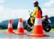 Profesor de la autoescuela MotoCircuito en Móstoles enseñando a un joven alumno las diferencias técnicas entre un ciclomotor y una motocicleta de 125cc para el carnet A1.