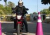 Fila de motocicletas de prácticas homologadas de la autoescuela MotoCircuito, preparadas en el circuito de Móstoles para que los alumnos realicen el examen de la DGT con total seguridad.