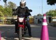 Fila de motocicletas de prácticas homologadas de la autoescuela MotoCircuito, preparadas en el circuito de Móstoles para que los alumnos realicen el examen de la DGT con total seguridad.