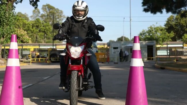 Fila de motocicletas de prácticas homologadas de la autoescuela MotoCircuito, preparadas en el circuito de Móstoles para que los alumnos realicen el examen de la DGT con total seguridad.