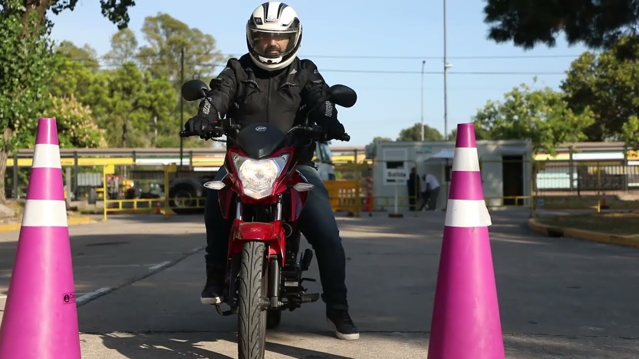 Fila de motocicletas de prácticas homologadas de la autoescuela MotoCircuito, preparadas en el circuito de Móstoles para que los alumnos realicen el examen de la DGT con total seguridad.