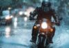Motocicleta de la autoescuela MotoCircuito realizando la maniobra de frenada de emergencia sobre el asfalto mojado por la lluvia en el circuito de prácticas de Móstoles.