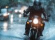 Motocicleta de la autoescuela MotoCircuito realizando la maniobra de frenada de emergencia sobre el asfalto mojado por la lluvia en el circuito de prácticas de Móstoles.