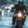 Motocicleta de la autoescuela MotoCircuito realizando la maniobra de frenada de emergencia sobre el asfalto mojado por la lluvia en el circuito de prácticas de Móstoles.