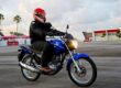 Rueda delantera de una motocicleta frenando justo antes de la línea blanca de detención en el circuito de pruebas, evitando así una falta eliminatoria en el examen de la DGT.