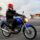 Rueda delantera de una motocicleta frenando justo antes de la línea blanca de detención en el circuito de pruebas, evitando así una falta eliminatoria en el examen de la DGT.