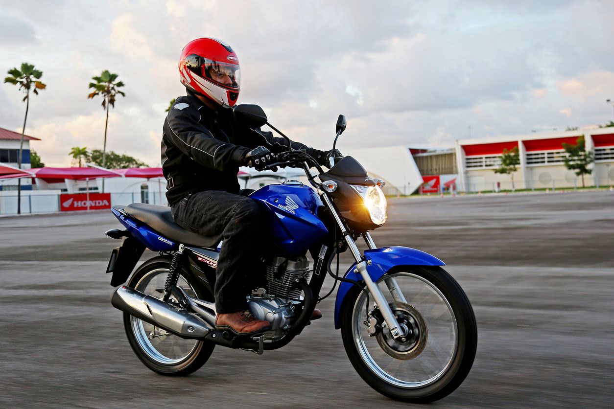 Rueda delantera de una motocicleta frenando justo antes de la línea blanca de detención en el circuito de pruebas, evitando así una falta eliminatoria en el examen de la DGT.
