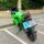 Detalle de la parte trasera de una motocicleta con la placa 'L' de conductor novel correctamente instalada mediante un soporte junto a la matrícula.