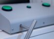 Detalle de las manos de un futuro motorista realizando la prueba de coordinación en la máquina de palancas durante el test psicotécnico para el carnet de moto.