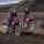 Profesor de la autoescuela MotoCircuito corrigiendo la postura y el uso de los mandos de un alumno experimentado durante una práctica en el circuito cerrado de Móstoles.