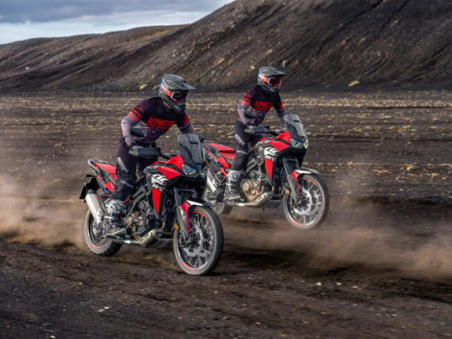 vicios-moto-de-campo-examen-dgt-carnet-a2-madrid Profesor de la autoescuela MotoCircuito corrigiendo la postura y el uso de los mandos de un alumno experimentado durante una práctica en el circuito cerrado de Móstoles.
